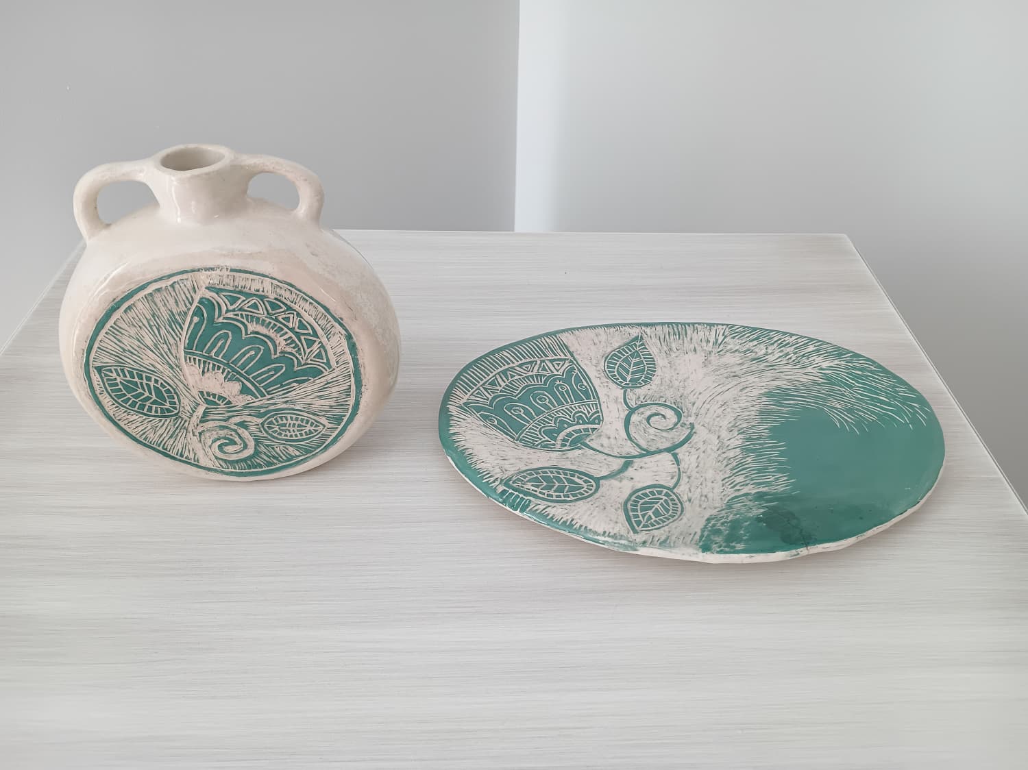 Ege Esintisi: İkili Set - Sgraffito Desenli Yassı Vazo ve Tabak